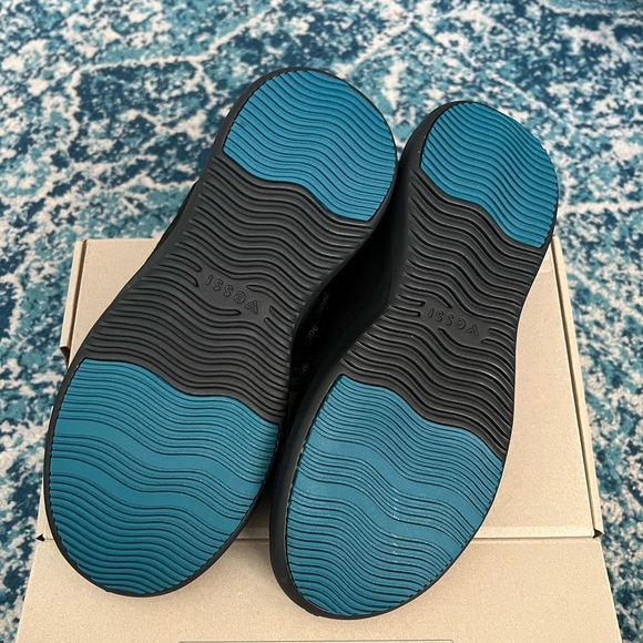 BRAND NEW Women’s Size 7 Cityscape Classic BLACK ON BLACK Waterproof shoes VESSI - Picture 6 of 7